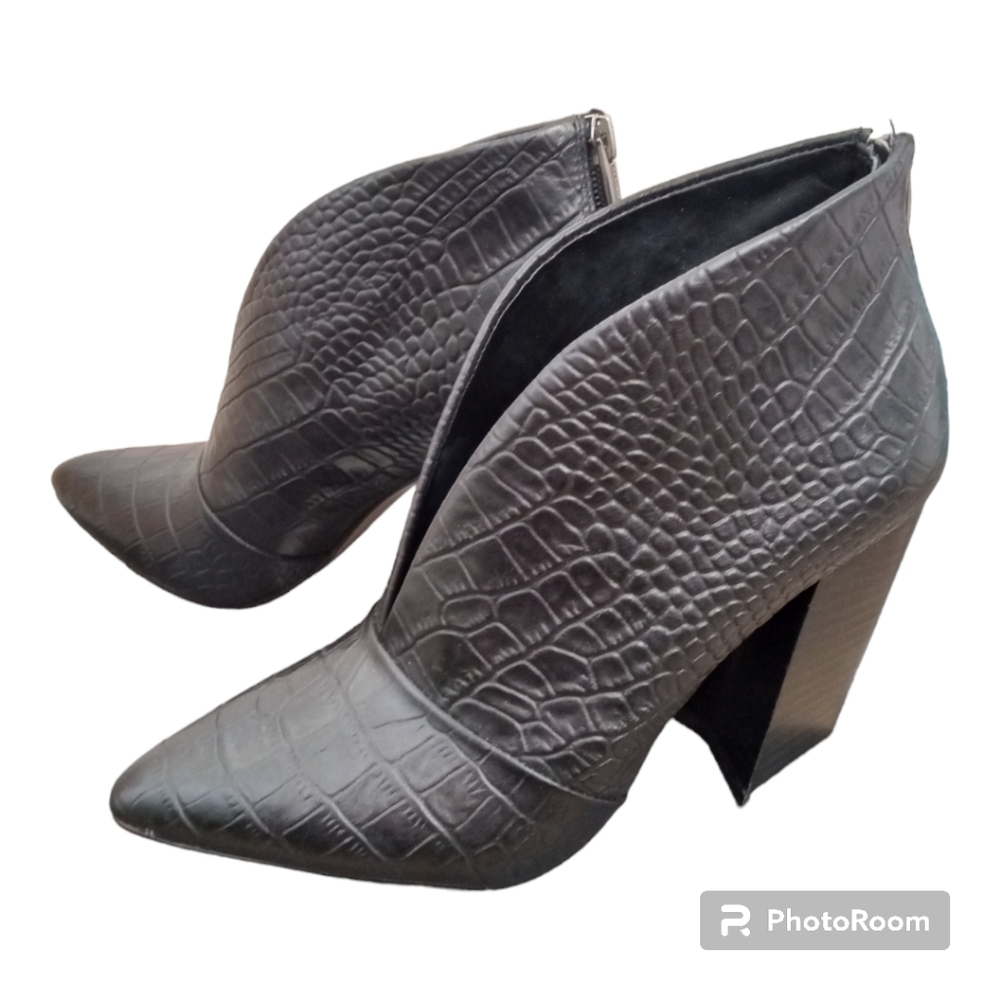 NIB Vince Camuto Women's Bootie Black  Back Zip Steevera Croc Size 7.5/38